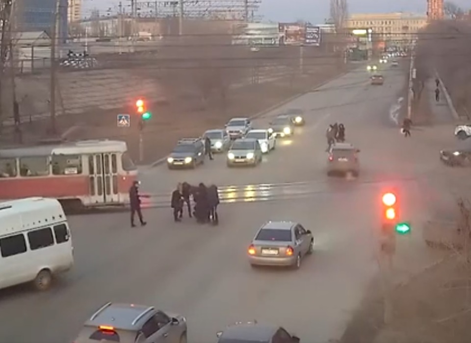 В Волгограде организовали проверку после падения девушки на проезжую часть